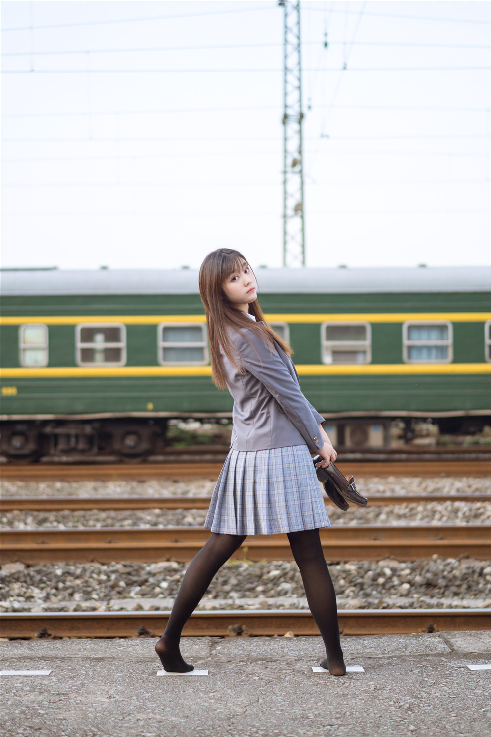 作品：镜酱 VOL.004 [30P] 私奔之制服预览图 2