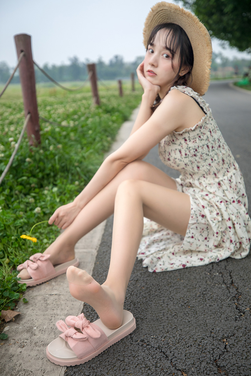 作品：梦丝女神 视频.012 玥玥 田园的凉拖丝袜预览图 2